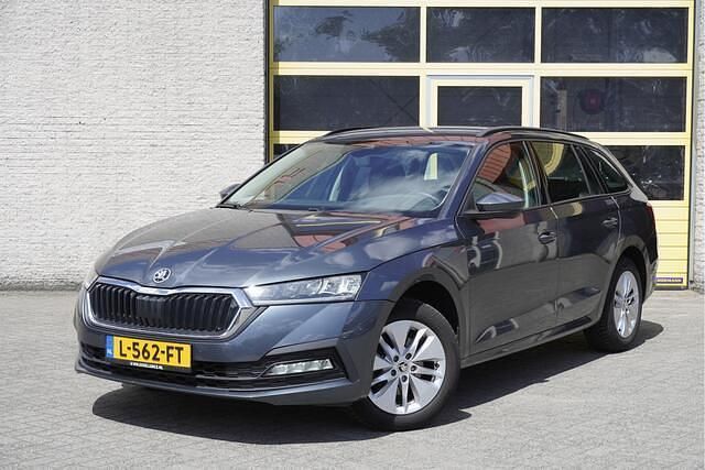 Grijs Gebruikt 2021 Skoda Octavia Business Line Stationwagen | € 15.750 (Goede deal) - Afbeelding 1/4