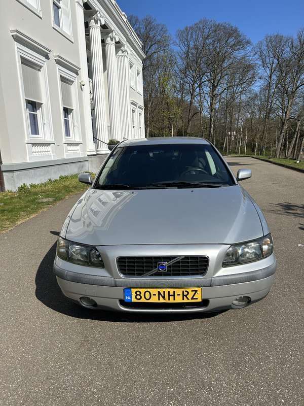 Grijs Gebruikt 2003 Volvo S60 Sedan | € 3.500 (Iets duurder) - Afbeelding 1/4