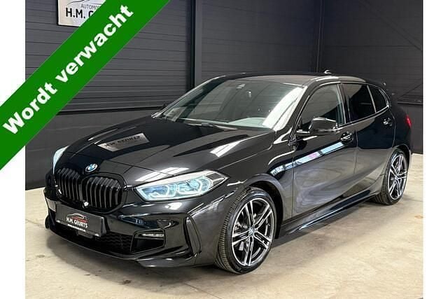 Zwart (metallic) Gebruikt 2023 BMW 118 M Sport Hatchback | € 27.450 (Eerlijke prijs) - Afbeelding 1/4
