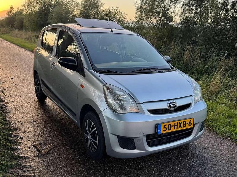Grijs Gebruikt 2009 Daihatsu Cuore Hatchback | € 1.900 (Eerlijke prijs) - Afbeelding 1/4