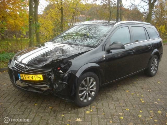 Zwart, metallic lak Gebruikt 2010 Opel Astra Edition Stationwagen | € 975 (Super prijs) - Afbeelding 1/4