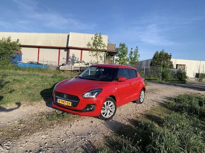 Rood Gebruikt 2021 Suzuki Swift Style Hatchback | € 13.450 (Super prijs) - Afbeelding 1/4