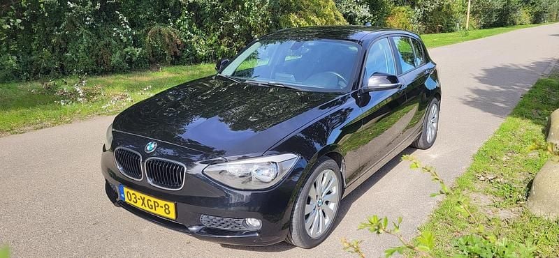 Zwart (metallic) Occasion 2012 BMW 118 Hatchback | € 5.500 (Eerlijke prijs) - Afbeelding 1/4