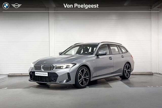 Skyscraper grey metallic (grijs metallic) Gebruikt 2024 BMW 318 M Sport Stationwagen | € 41.800 (Eerlijke prijs) - Afbeelding 1/4
