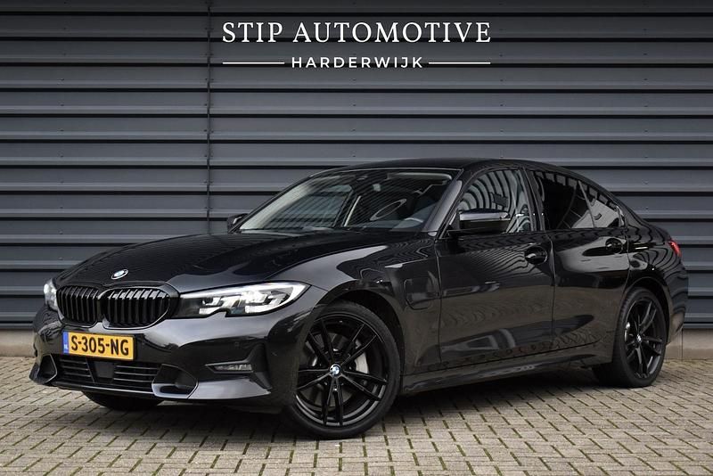 Zwart Gebruikt 2019 BMW 330e Executive Sedan | € 25.900 (Iets duurder) - Afbeelding 1/4