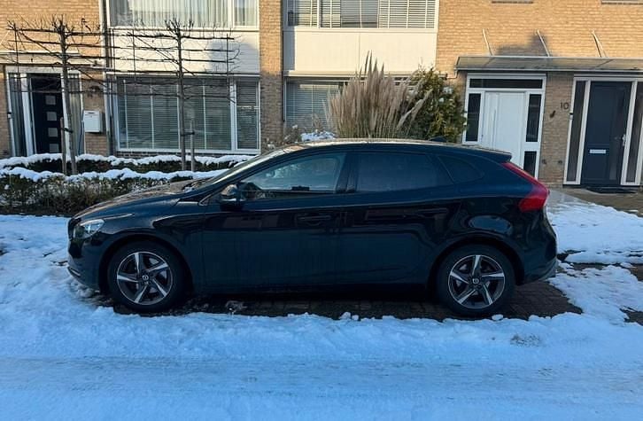 Zwart Gebruikt 2017 Volvo V40 R-Design Hatchback | € 13.000 (Goede deal) - Afbeelding 1/4