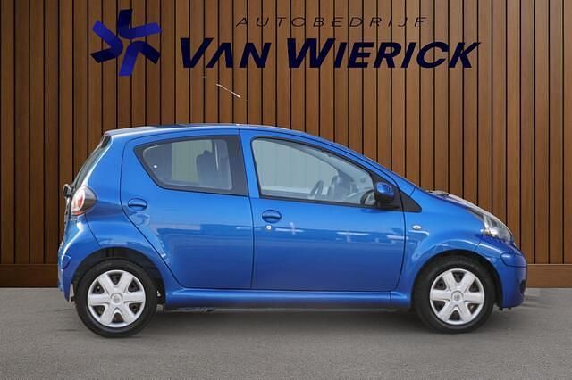 Occasion Toyota Aygo Comfort 68 PK (50 kW) 2011 Blauw (metallic) Hatchback