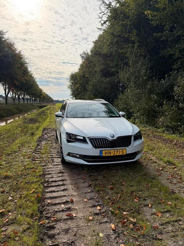 Gebruikt 2015 Skoda Superb Stationwagen | € 11.460 - Afbeelding 1/4