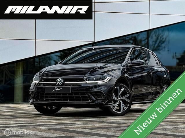 Zwart (metallic) Occasion 2024 VW Polo R-line Hatchback | € 28.945 (Duur) - Afbeelding 1/4