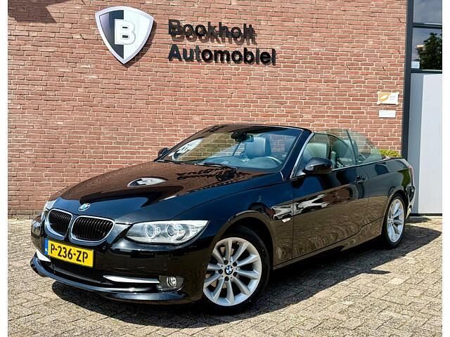 Zwart, metallic lak Gebruikt 2012 BMW 320 Cabriolet Comfort Edition Cabriolet | € 18.450 (Iets duurder) - Afbeelding 1/4
