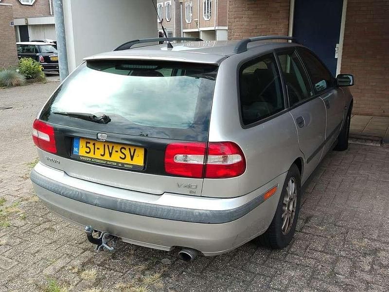 Grijs Occasion 2002 Volvo V40 Stationwagen | € 1.000 (Eerlijke prijs) - Afbeelding 1/4