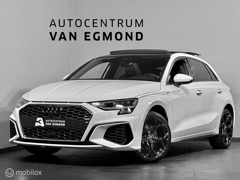 Wit Gebruikt 2022 Audi A3 Sportback e-tron S-Line Sedan | € 35.999 - Afbeelding 1/4