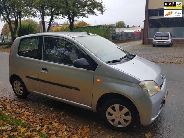 Grijs Gebruikt 2005 Daihatsu Cuore Hatchback | € 1.222 (Eerlijke prijs) - Afbeelding 1/4