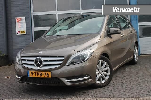 Grijs Gebruikt 2014 Mercedes B200 Ambition MPV | € 14.950 (Eerlijke prijs) - Afbeelding 1/3