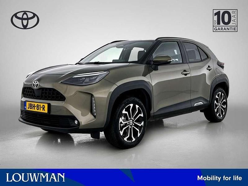 Groen, metallic lak Gebruikt 2025 Toyota Yaris Cross Edition SUV | € 30.995 (Eerlijke prijs) - Afbeelding 1/3