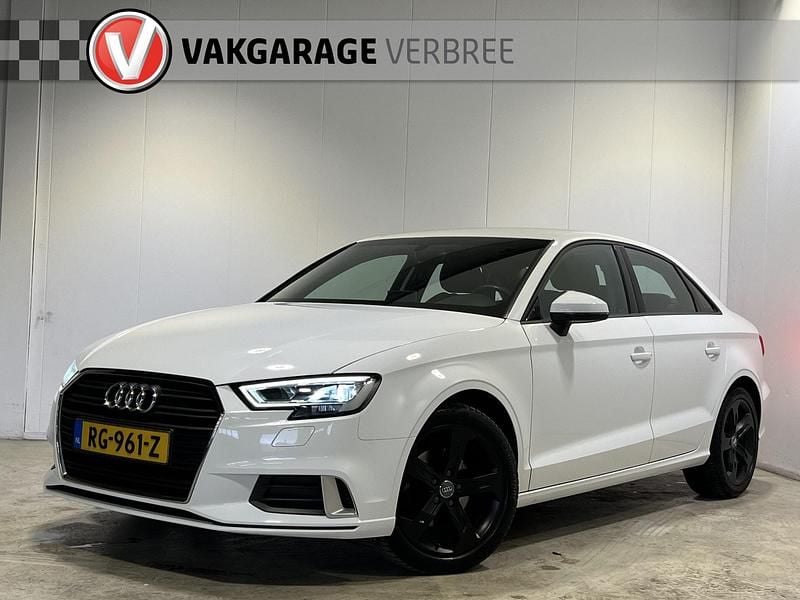 Wit Gebruikt 2017 Audi A3 Sport Sedan | € 16.845 (Eerlijke prijs) - Afbeelding 1/4