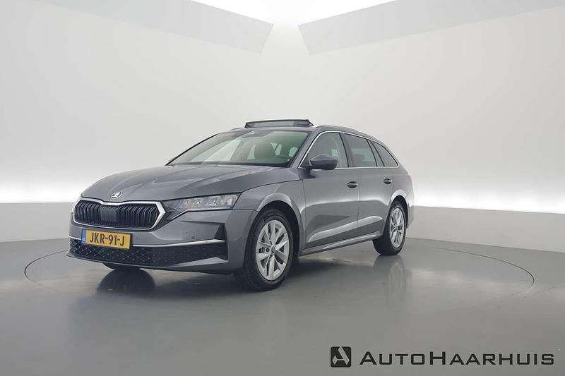 Grijs Occasion 2025 Skoda Octavia Business Line Stationwagen | € 37.900 (Iets duurder) - Afbeelding 1/3