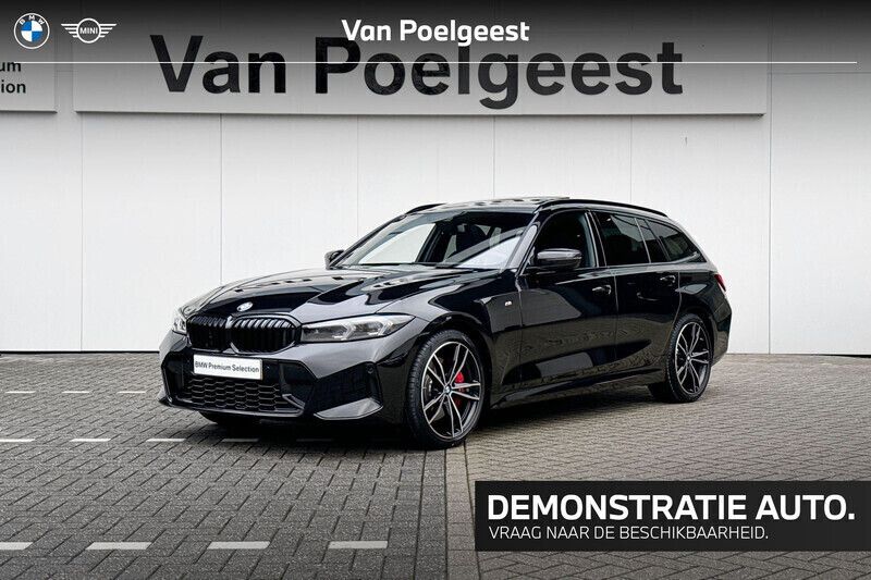 Black sapphire metallic (zwart metallic) Gebruikt 2025 BMW 318 M Sport Stationwagen | € 54.900 (Duur) - Afbeelding 1/4