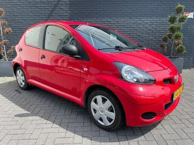Occasion Toyota Aygo 68 PK (50 kW) 2011 Rood Hatchback