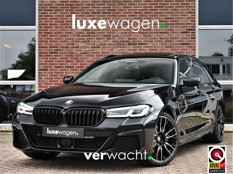 Zwart Gebruikt 2023 BMW 530e M Sport Stationwagen | € 42.900 (Eerlijke prijs) - Afbeelding 1/4