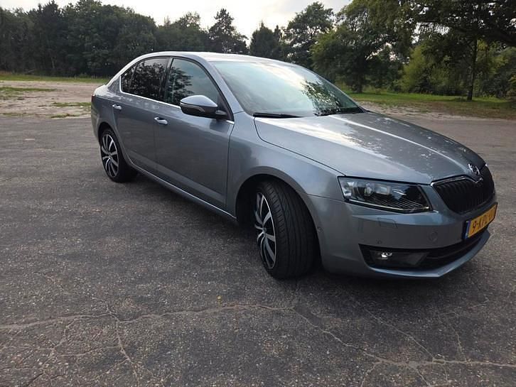 Grijs Gebruikt 2013 Skoda Octavia Sedan | € 5.600 (Eerlijke prijs) - Afbeelding 1/4