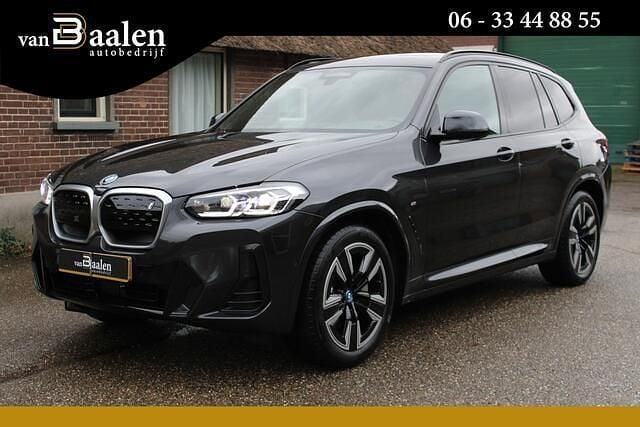 Grijs (metallic) Occasion 2024 BMW iX3 M Sport SUV | € 46.950 (Super prijs) - Afbeelding 1/4