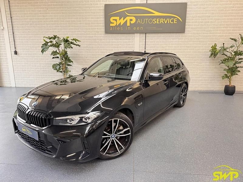 Zwart Occasion 2023 BMW 320e M Sport Stationwagen | € 36.950 (Eerlijke prijs) - Afbeelding 1/4