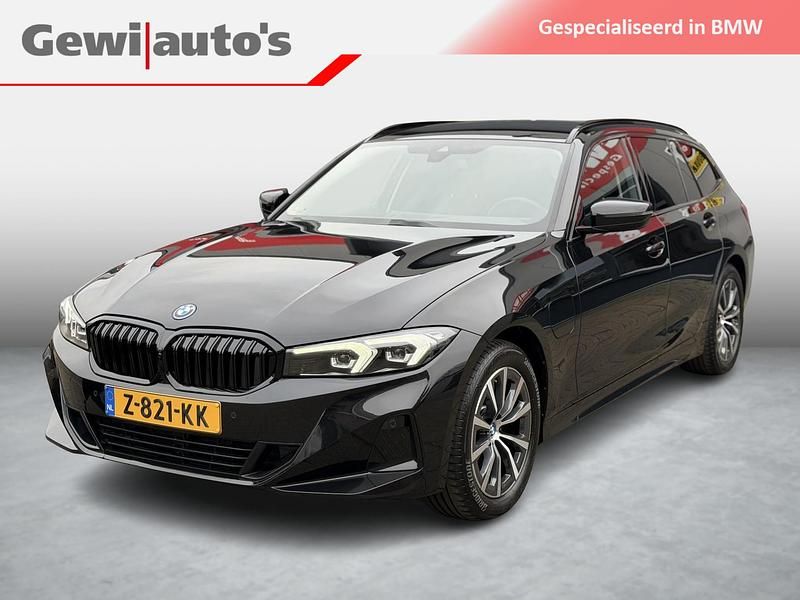 Zwart Occasion 2024 BMW 320e Executive Stationwagen | € 34.999 (Goede deal) - Afbeelding 1/4