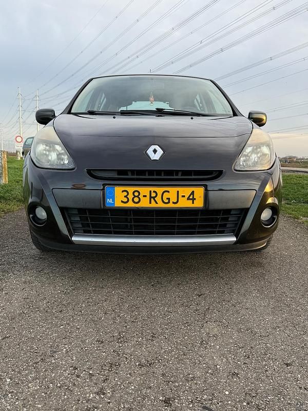 Zwart Occasion 2011 Renault Clio II Collection Hatchback | € 2.145 (Eerlijke prijs) - Afbeelding 1/4