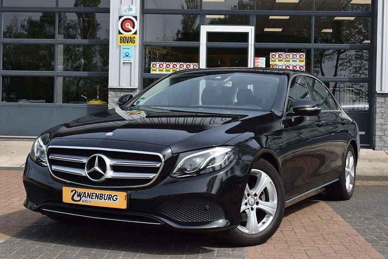 Zwart Gebruikt 2016 Mercedes E200 Prestige Sedan | € 23.950 (Goede deal) - Afbeelding 1/4