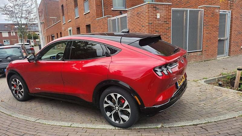 Rood Occasion 2021 Ford Mustang Hatchback | € 25.000 - Afbeelding 1/4