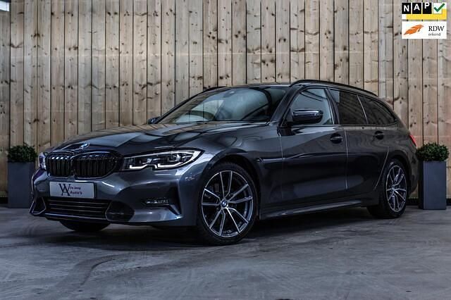 Grijs Occasion 2020 BMW 320 Executive Stationwagen | € 25.500 (Goede deal) - Afbeelding 1/4