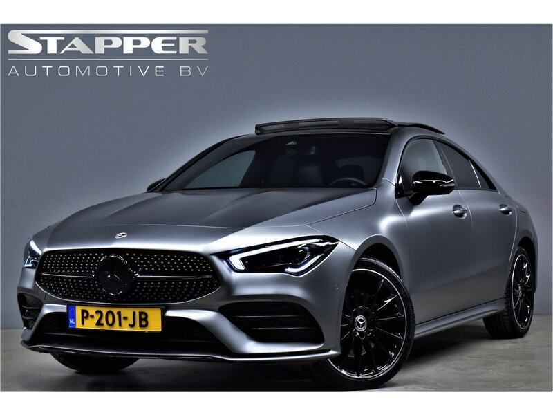 Grijs, metallic lak Gebruikt 2022 Mercedes CLA250 AMG line Sedan | € 39.995 (Iets duurder) - Afbeelding 1/4