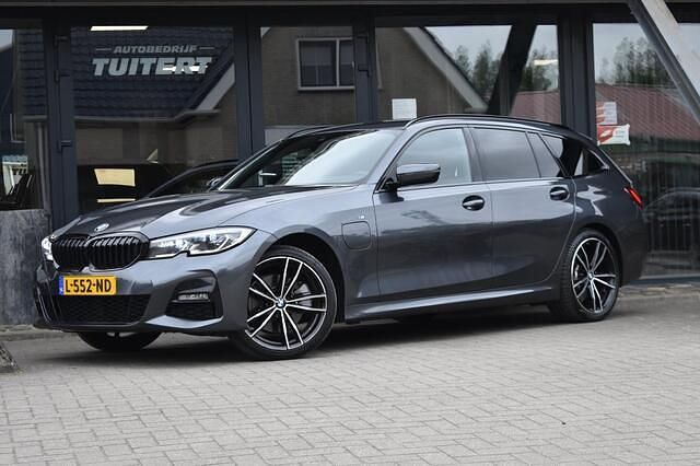 Grijs Gebruikt 2021 BMW 320 Shadowline Stationwagen | € 28.745 (Eerlijke prijs) - Afbeelding 1/4