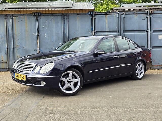 Blauw Gebruikt 2002 Mercedes E320 Avantgarde Sedan | € 4.850 - Afbeelding 1/4