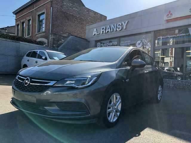 Zwart Gebruikt 2018 Opel Astra Sedan | € 13.500 (Eerlijke prijs) - Afbeelding 1/4