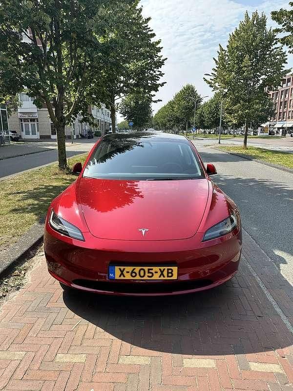 Rood Gebruikt 2024 Tesla Model 3 RWD Sedan | € 35.500 - Afbeelding 1/4