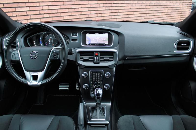 Occasion Volvo V40 153 PK (112 kW) 2020 Rood Hatchback