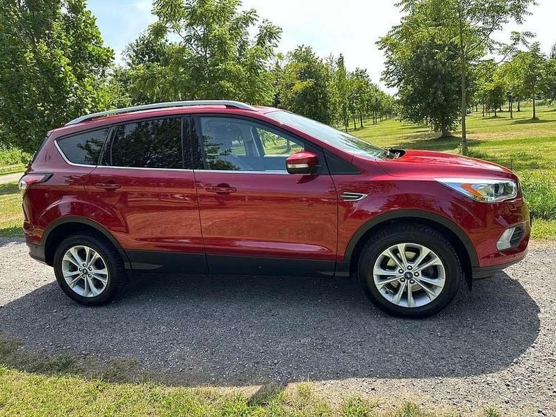 Rood, metallic lak Gebruikt 2017 Ford Kuga Trend SUV | € 15.950 (Goede deal) - Afbeelding 1/4