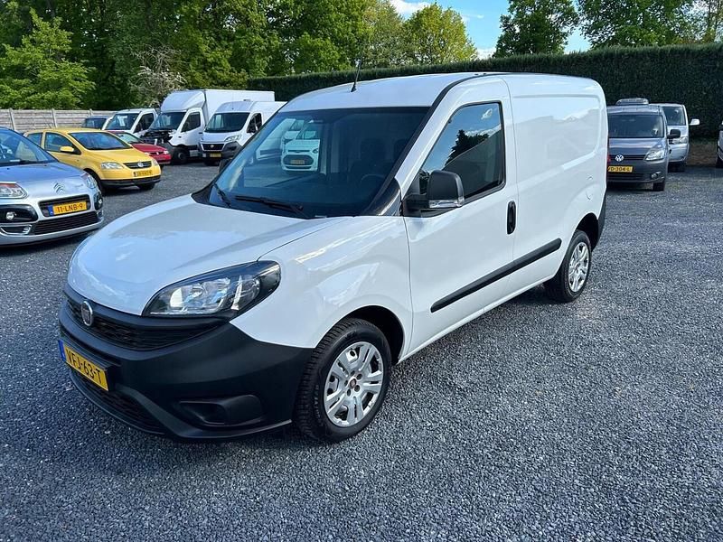 Wit Gebruikt 2020 Fiat Doblò MPV | € 8.450 (Eerlijke prijs) - Afbeelding 1/4