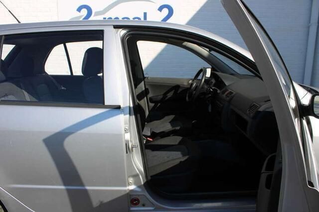 Occasion Skoda Fabia 64 PK (47 kW) 2003 Zilver Hatchback