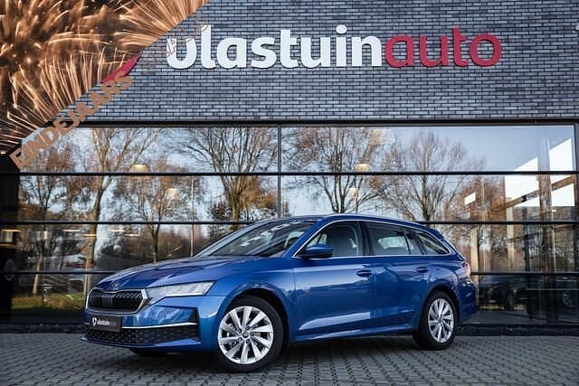Blauw (metallic) Gebruikt 2025 Skoda Octavia Business Line Stationwagen | € 31.900 (Eerlijke prijs) - Afbeelding 1/4