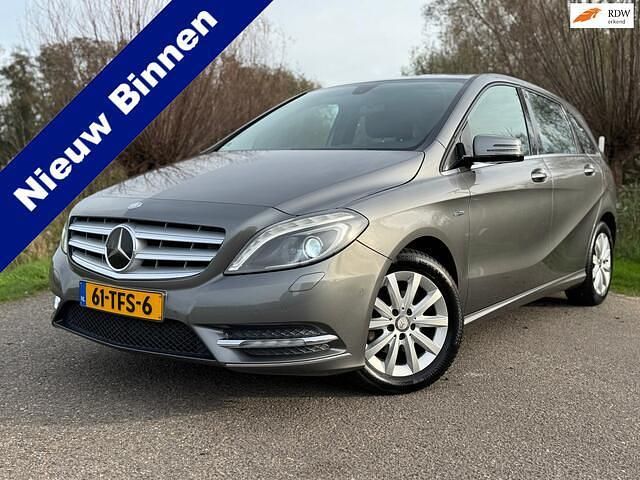 Grijs Gebruikt 2012 Mercedes B180 Ambition MPV | € 7.495 (Eerlijke prijs) - Afbeelding 1/4