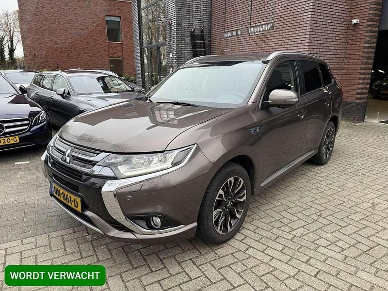 Bruin Gebruikt 2015 Mitsubishi Outlander P-HEV Instyle SUV | € 12.400 (Eerlijke prijs) - Afbeelding 1/4