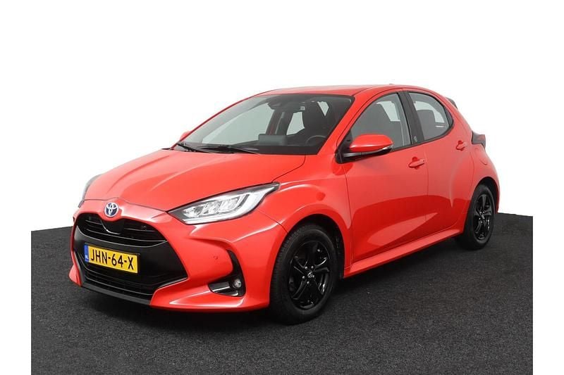 Rood Gebruikt 2022 Toyota Yaris Hybrid Executive Hatchback | € 23.950 (Eerlijke prijs) - Afbeelding 1/1