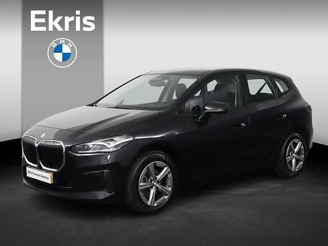 Zwart (metallic) Occasion 2023 BMW 218 Comfort Edition Stationwagen | € 28.750 (Eerlijke prijs) - Afbeelding 1/4