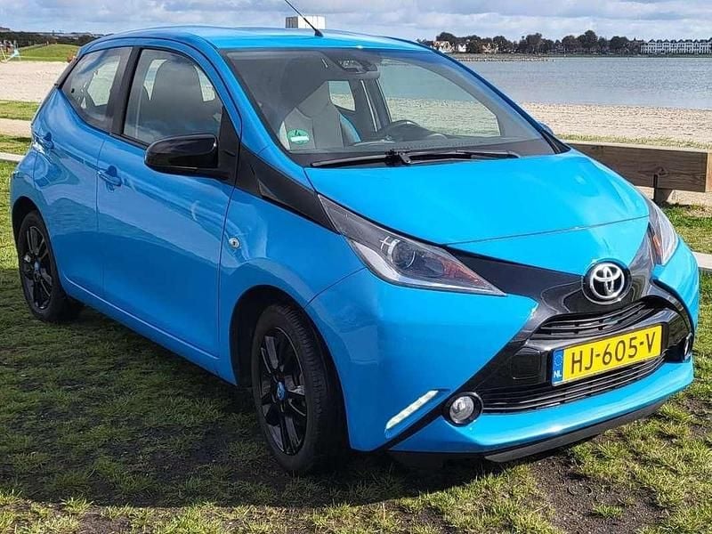 Blauw Gebruikt 2015 Toyota Aygo X-cite Hatchback | € 6.300 (Eerlijke prijs) - Afbeelding 1/4