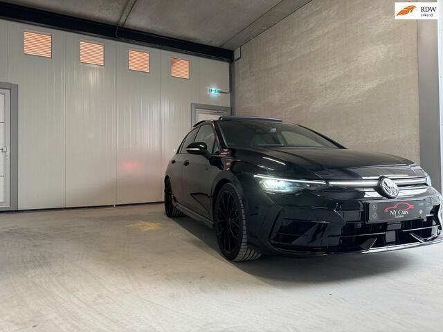 Zwart Gebruikt 2024 VW Golf VIII Black Edition Hatchback | € 72.900 - Afbeelding 1/4