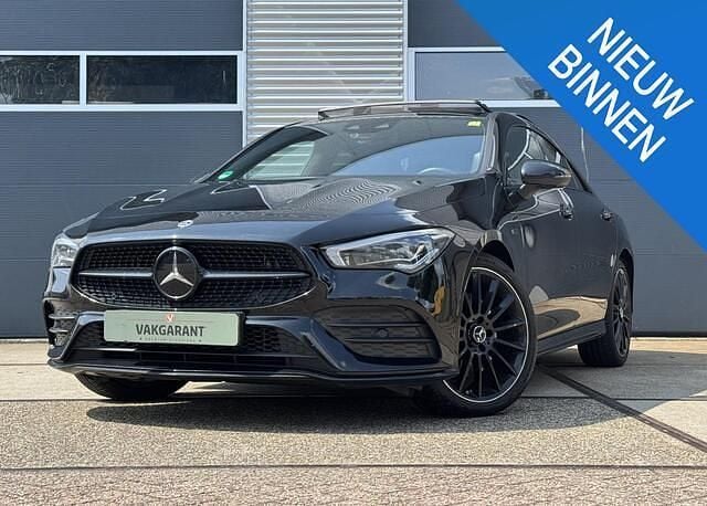 Zwart Gebruikt 2021 Mercedes CLA250 Premium Plus Sedan | € 34.999 (Duur) - Afbeelding 1/4