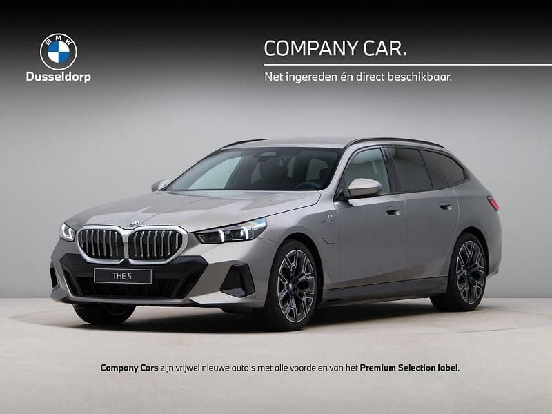 Grijs, metallic lak Occasion 2025 BMW 530e M Sport Stationwagen | € 58.450 (Super prijs) - Afbeelding 1/4